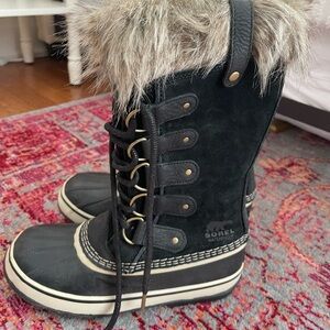Sorel Joan of Arctic Black Suede Winter Boots with Faux Fur Trim. Size 8.